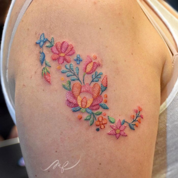 Fernanda Ramírez, tatuadora mexicana crea tatuajes bordados; México formado por flores en el brazo