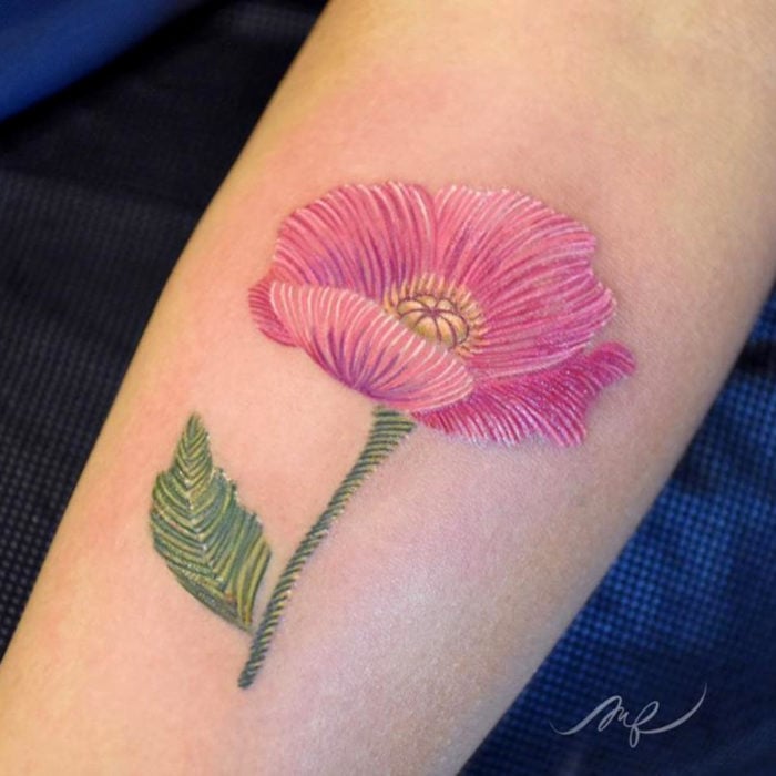Fernanda Ramírez, tatuadora mexicana crea tatuajes bordados; flor rosa en el brazo