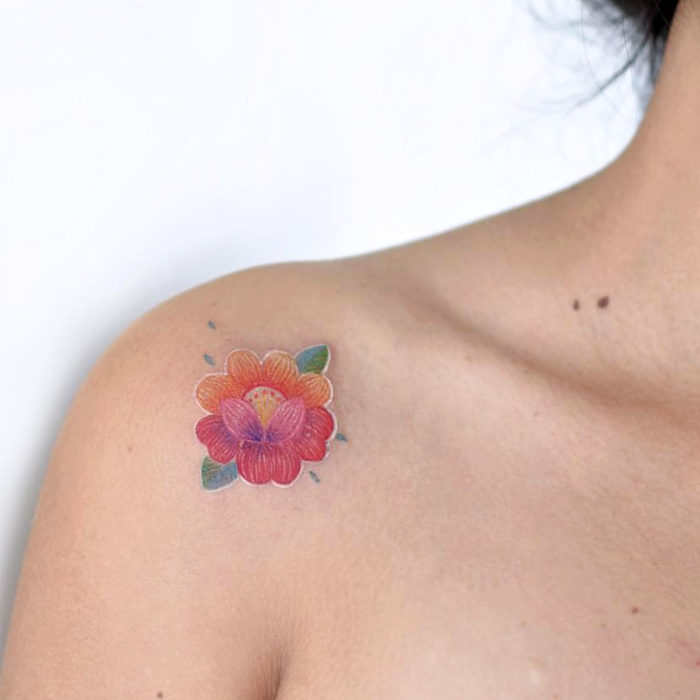 Fernanda Ramírez, tatuadora mexicana crea tatuajes bordados; flor pequeña en el hombro