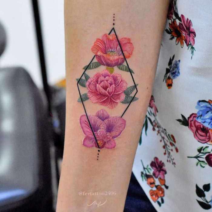 Fernanda Ramírez, tatuadora mexicana crea tatuajes bordados; flores con figuras geométricas en el brazo