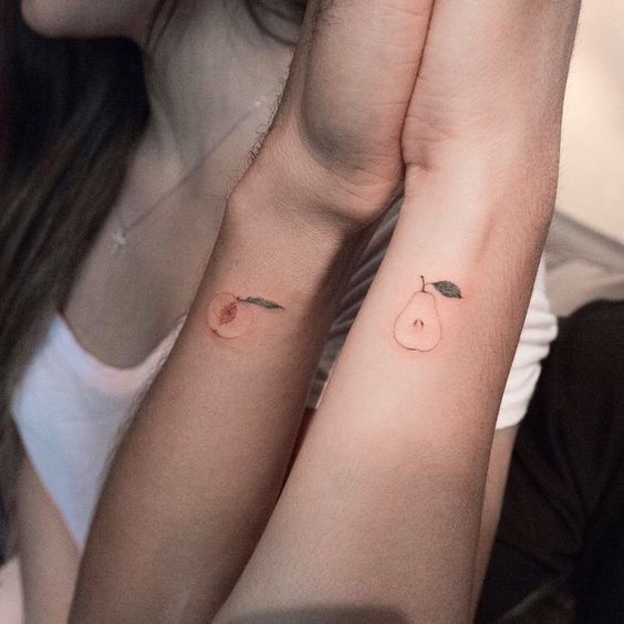 15 Ideas pequeñas y discretas para tatuarse en pareja 15 Ideas pequeñas y discretas para tatuarse en pareja