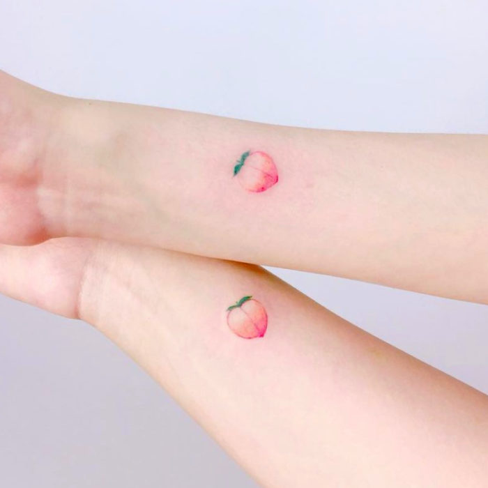 Tatuajes pequeños en la muñeca; durazno