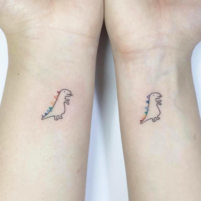 Tatuajes pequeños en la muñeca; dibujo de dinosaurio