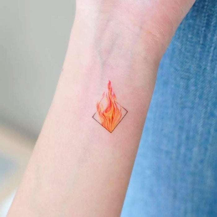 Tatuajes pequeños en la muñeca; fuego