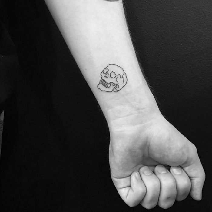 Tatuajes pequeños en la muñeca; calavera