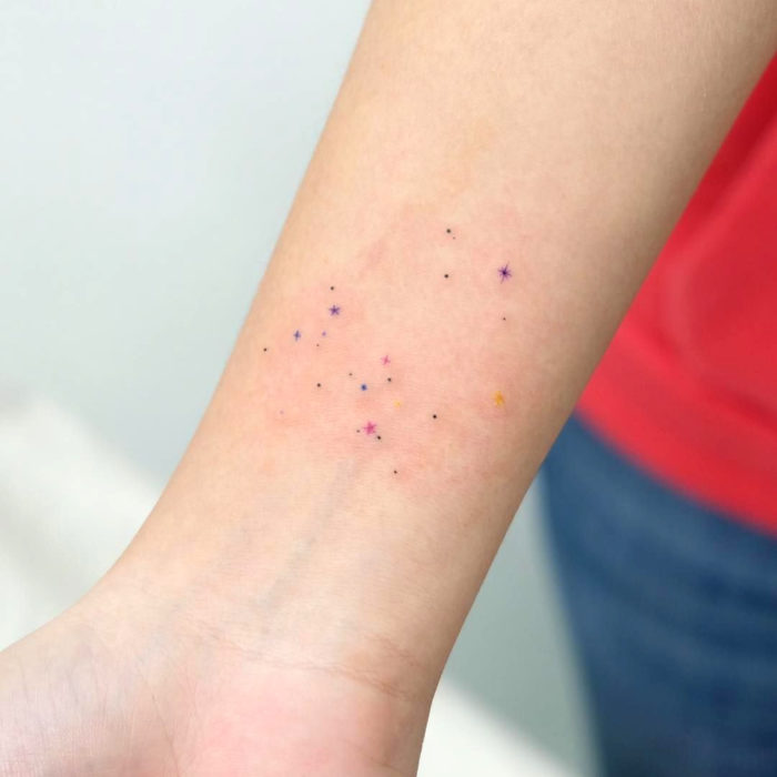 Tatuajes pequeños en la muñeca; constelaciones, estrellas