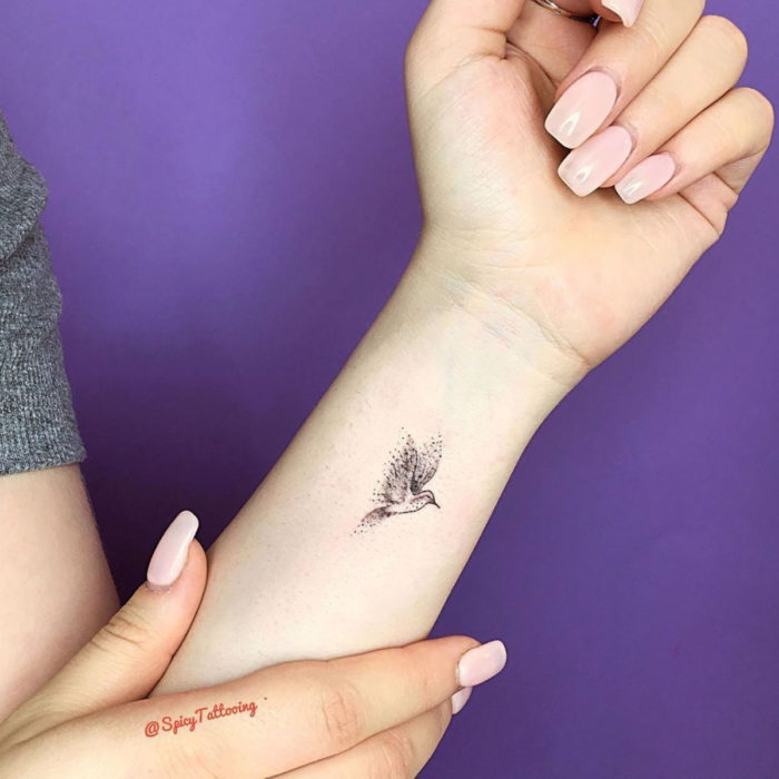 Tatuajes pequeños en la muñeca; colibrí