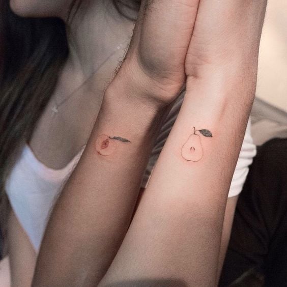 Tatuajes para parejas durazno y pera