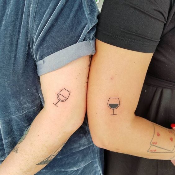 Tatuajes para parejas copas de vino