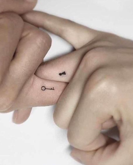Tatuajes para parejas llave y cerrojo