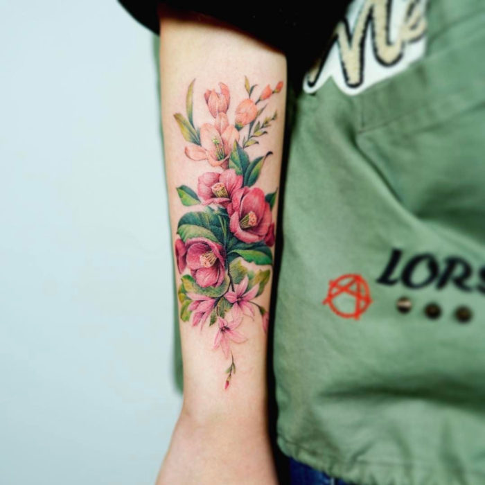 Tatuajes temporales; flores realistas en el antebrazo