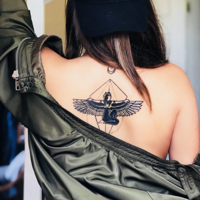 Tatuajes temporales; diosa egipcia Isis con alas en la espalda