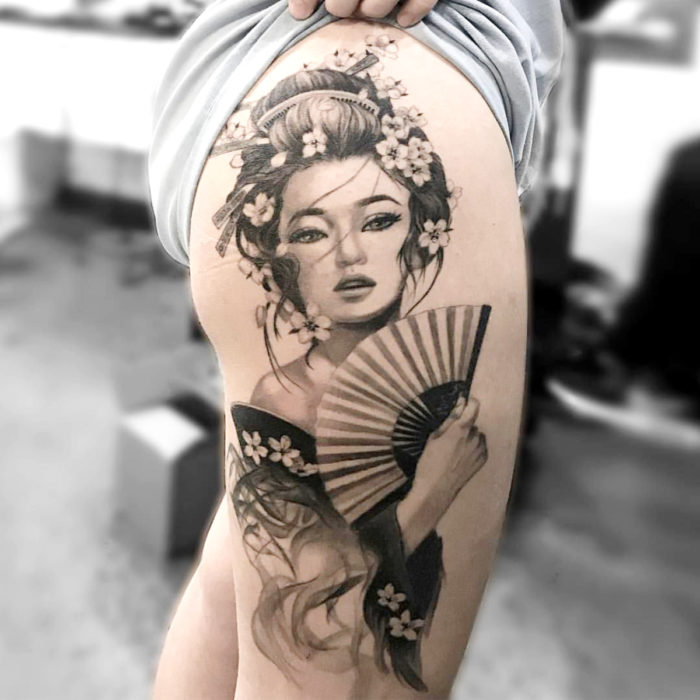 Tatuajes temporales; geisha con abanico y flores de cerezo, en blanco y negro, pierna