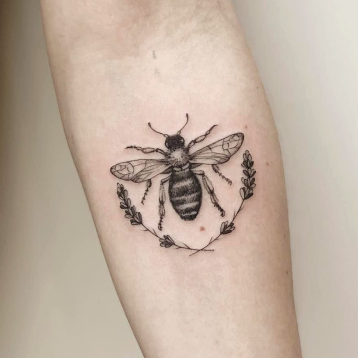 Tatuajes temporales; abeja realista en blanco y negro