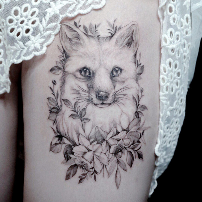 Tatuajes temporales; zorro realista con flores en blanco y negro, pierna