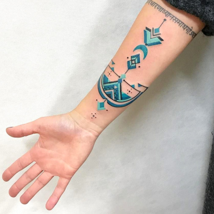 Tatuajes temporales; tribal de color azul en el antebrazo