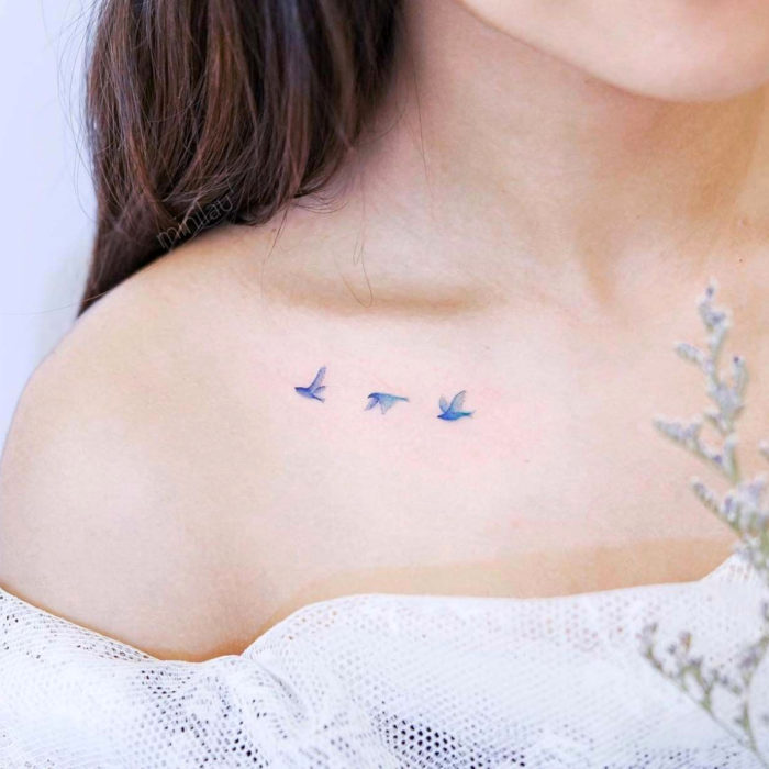 Tatuajes temporales; pájaros minimalistas volando en la clavícula