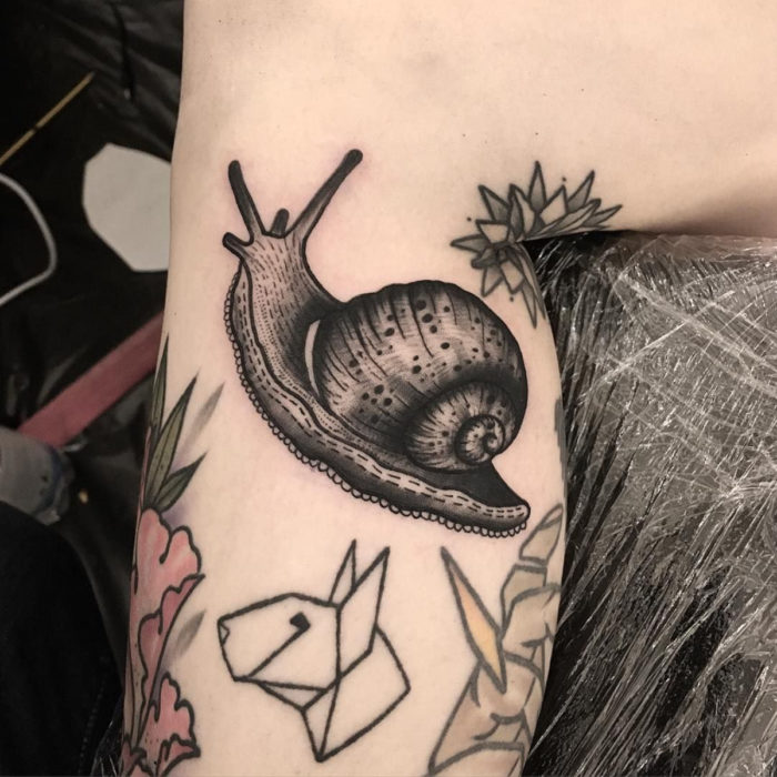 Tatuajes temporales; caracol en la pierna