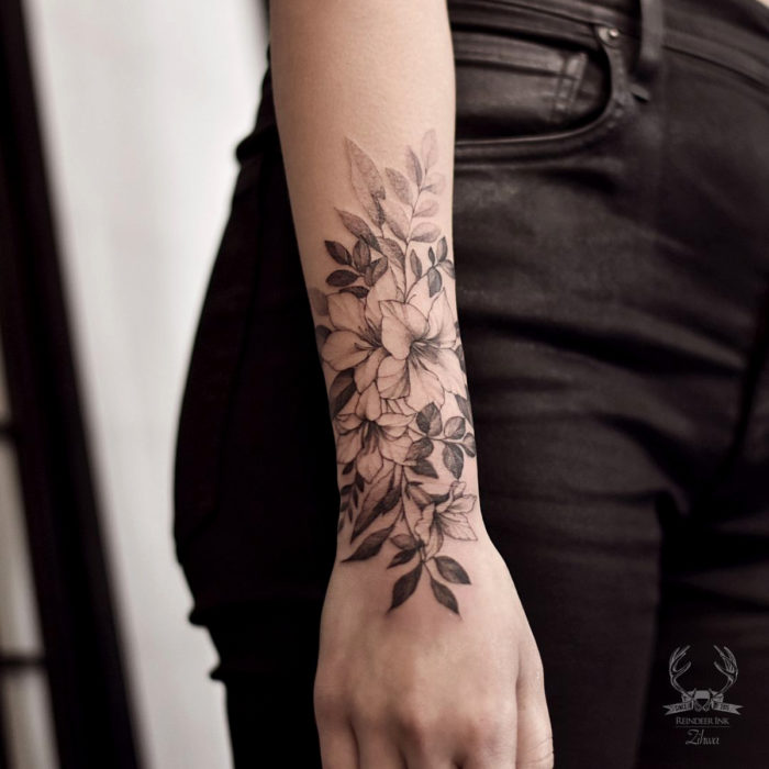 Tatuajes temporales; flores en blanco y negro en el antebrazo