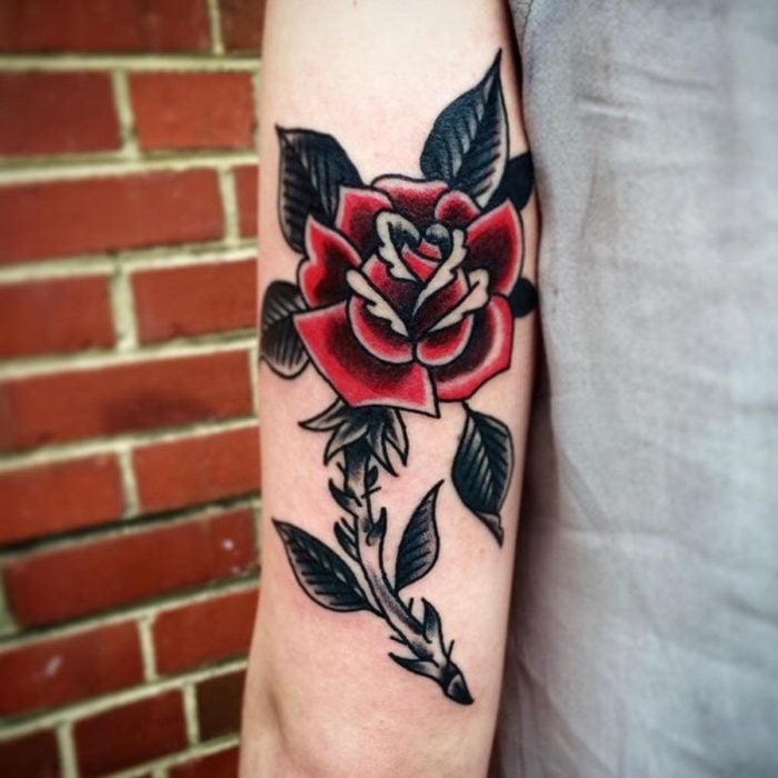 Tatuajes temporales; rosa tradicional en el brazo