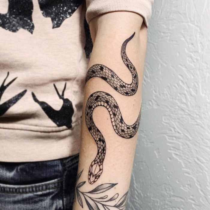Tatuajes temporales; serpiente en blanco y negro alrededor del brazo