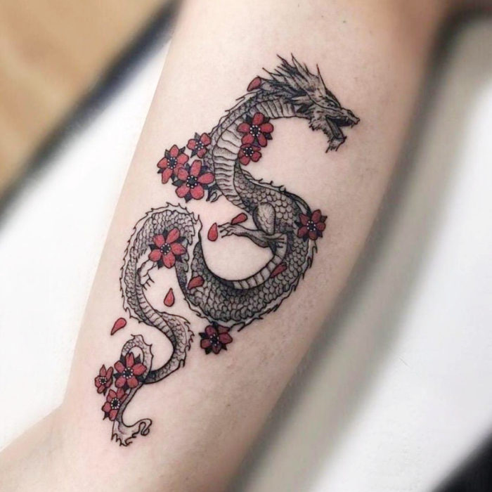 Tatuajes temporales; dragón tradicional japonés con flores de cerezo en el brazo