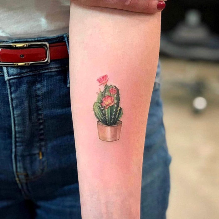 Tatuajes temporales; cactus pequeño con flores en color, brazo