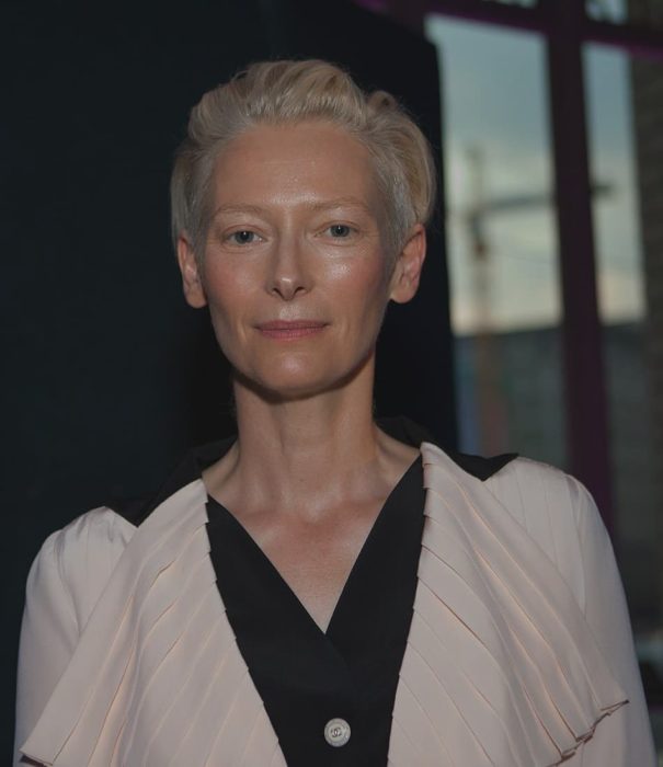 Tilda Swinton usando blusa color negro con crema