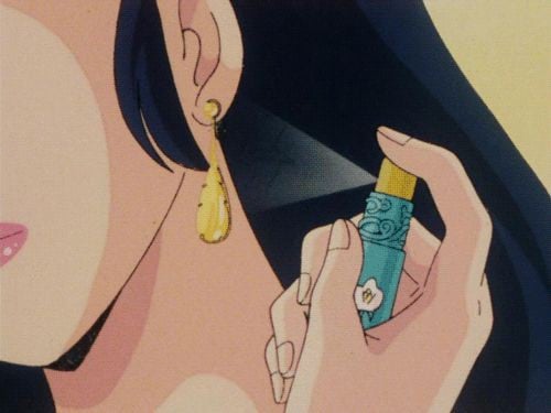 Mujer de anime su pone perfume en el cuello
