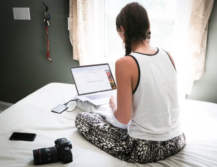 Chica trabajando en la cama