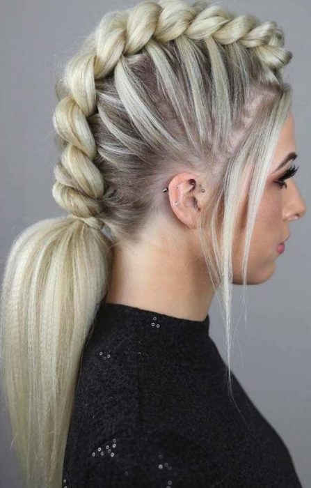 Chica con cabello platinado y trenza 3-D