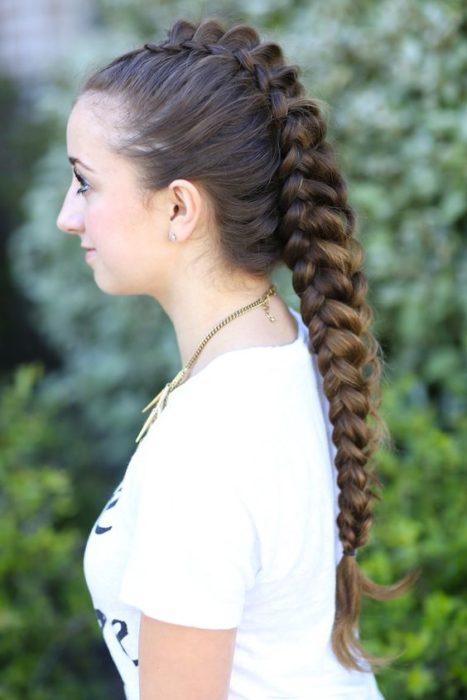 Chica castaña con trenza dragón