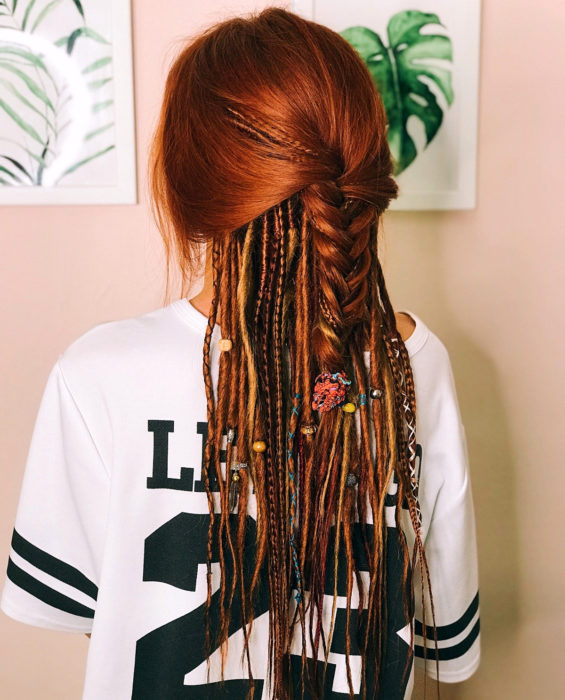 Looks con trenzas africanas; muer pelirroja con peinado de media cola, con blusa deportiva de equipo de futbol