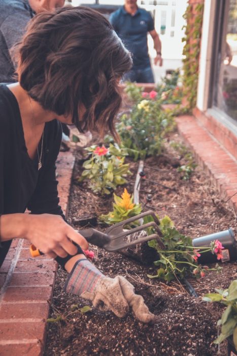 Mujer realizando voluntariado