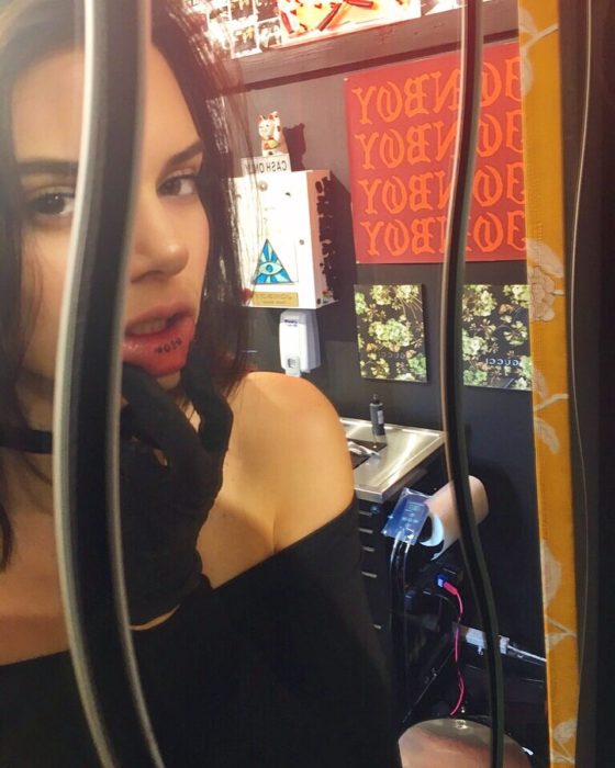 Kendall Jenner con un tatuaje dentro de sus labios 