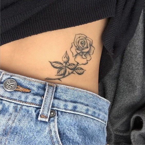 Chica con un tatuaje en las caderas 