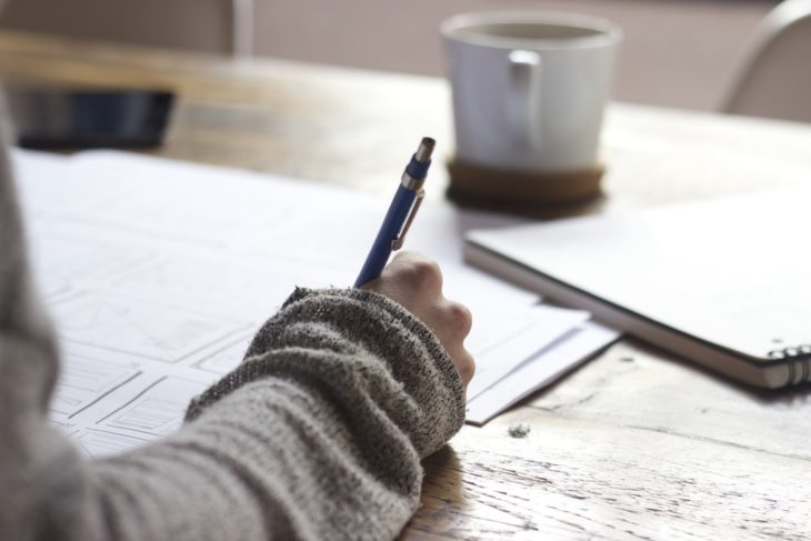 Chica escribiendo en una libreta