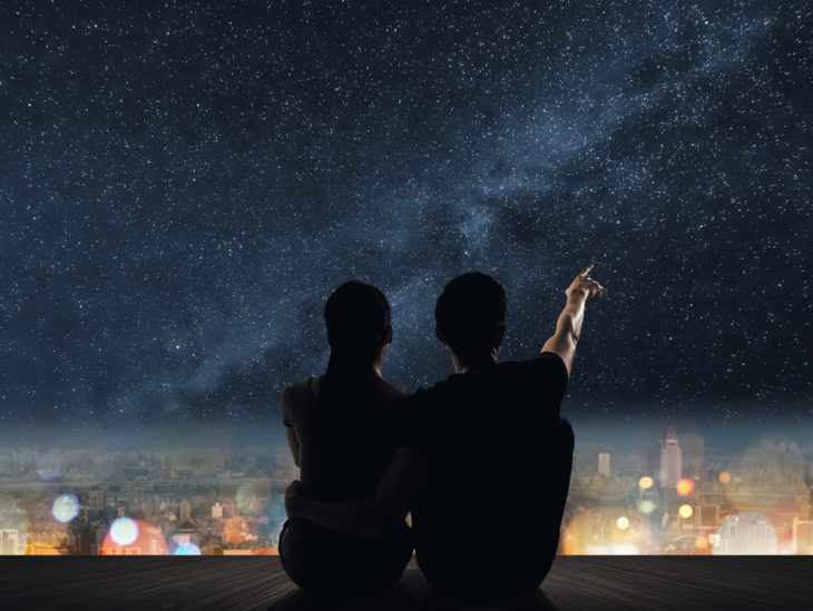 Pareja mirando las estrellas