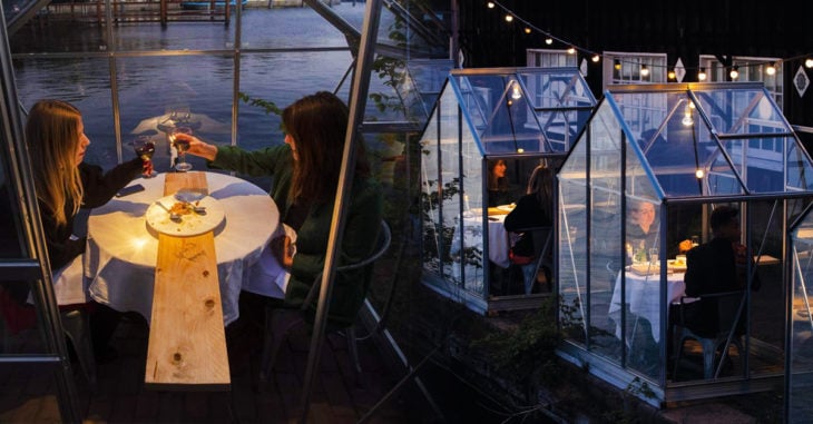 Restaurante holandés instala mesas aisladas para respetar la distancia social
