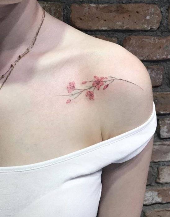 Tatuaje en la zona del hombro de ramita de árbol de cerezo