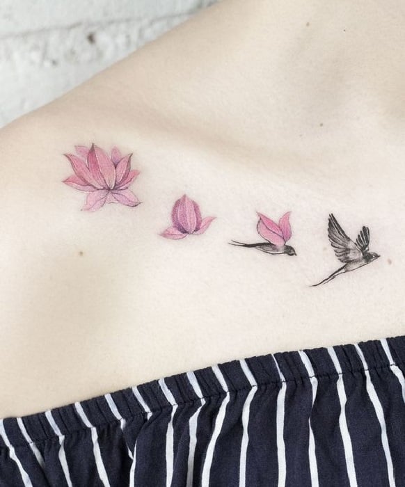 Tatuaje en la zona del hombro de capullo transformándose en ave