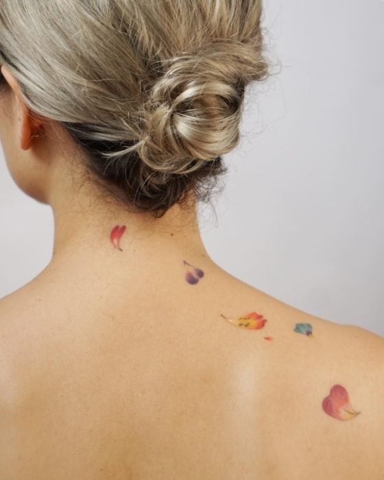 Tatuaje en la zona del hombro de hojas de flores de colores