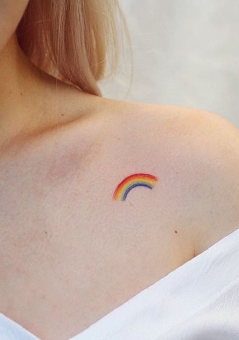 Tatuaje en la zona del hombro de un arcoíris