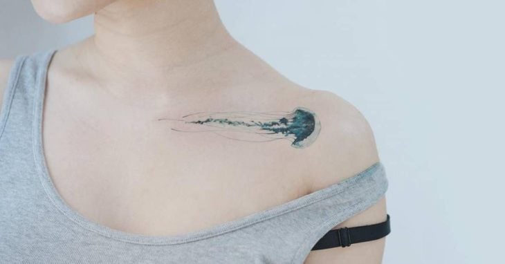Tatuaje en la zona del hombro de una medusa