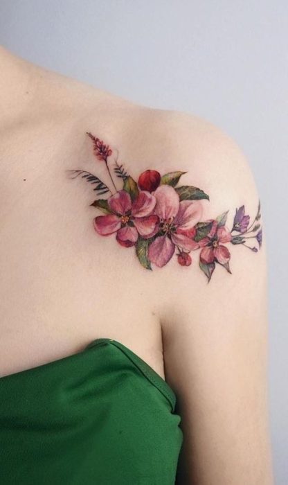 Tatuaje en la zona del hombro de flores