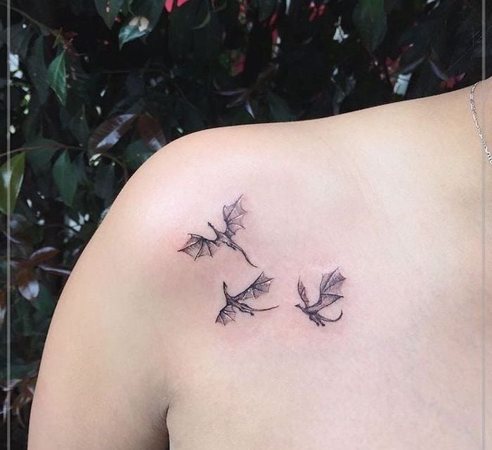 Tatuaje en la zona del hombro de tres dragones
