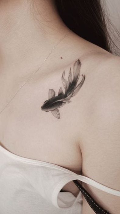 Tatuaje en la zona del hombro de un pez