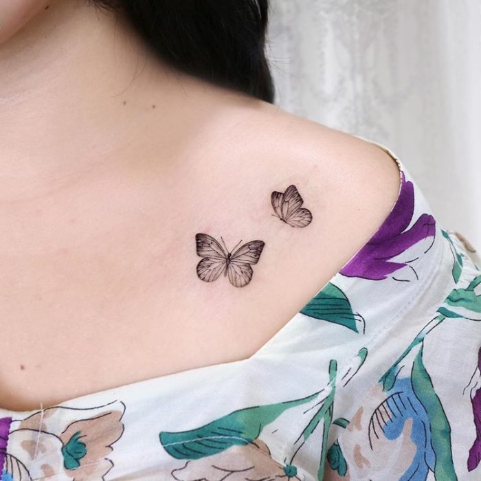 Tatuaje en la zona del hombro de un par de mariposas