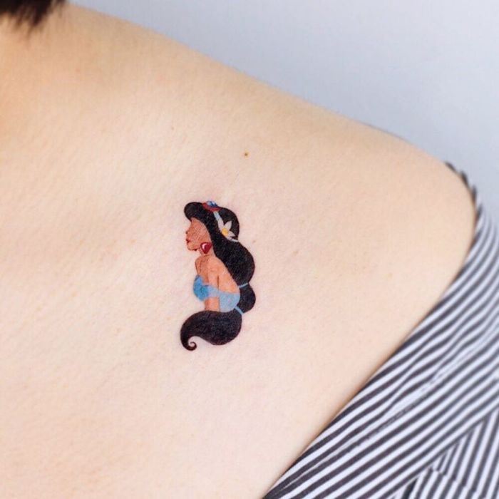 Tatuaje en la zona del hombro de la princesa Jasmín