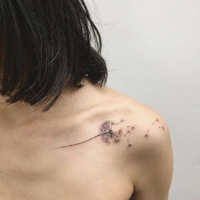 Tatuaje en la zona del hombro de un diente de león